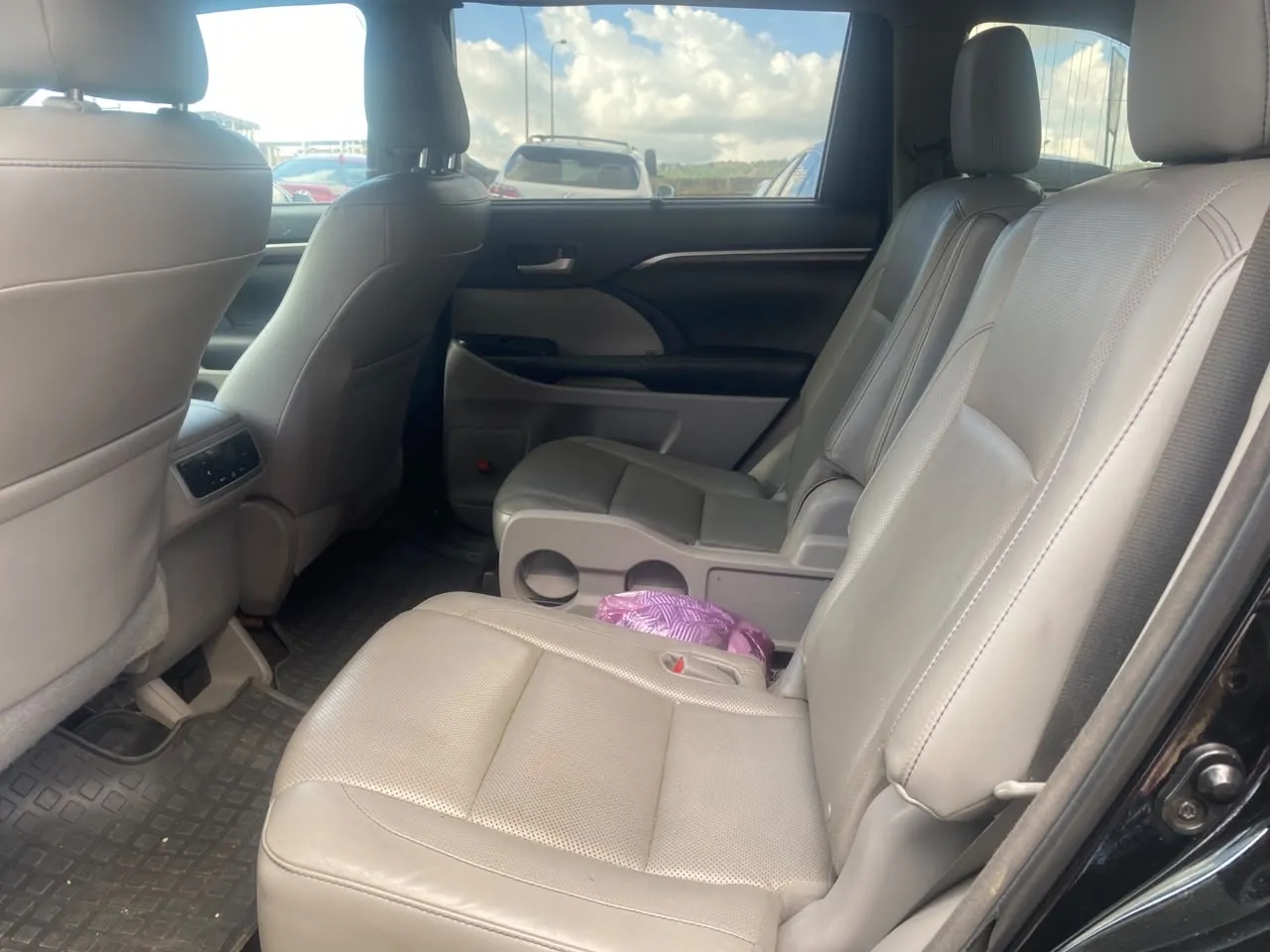 Toyota Highlander — photo 4 of 6