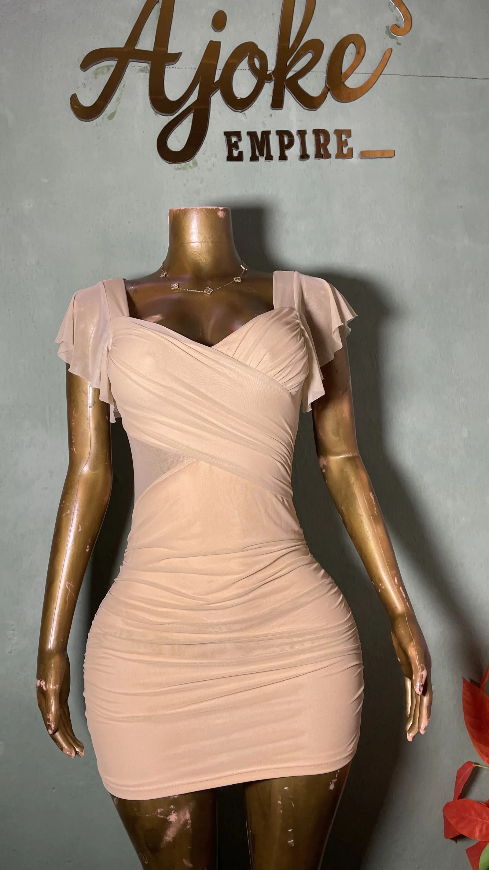 Sexy gowns — photo 3 of 6